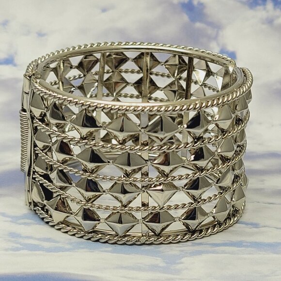 Jewelry - Large Round Silver Tone Hinged Bracelet